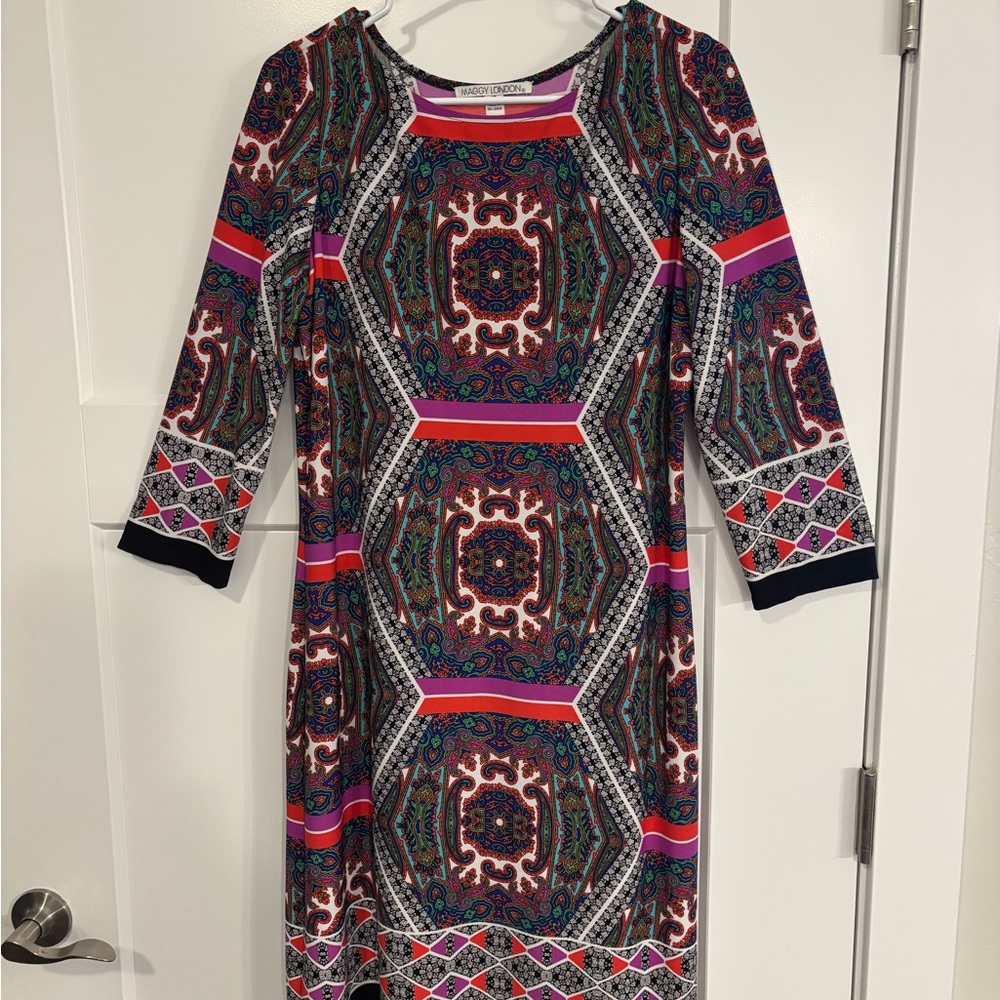 MAGGY LONDON DRESS SHIFT SIZE 10
SLIP ON. STYLISH GEOMETRIC PATTERN